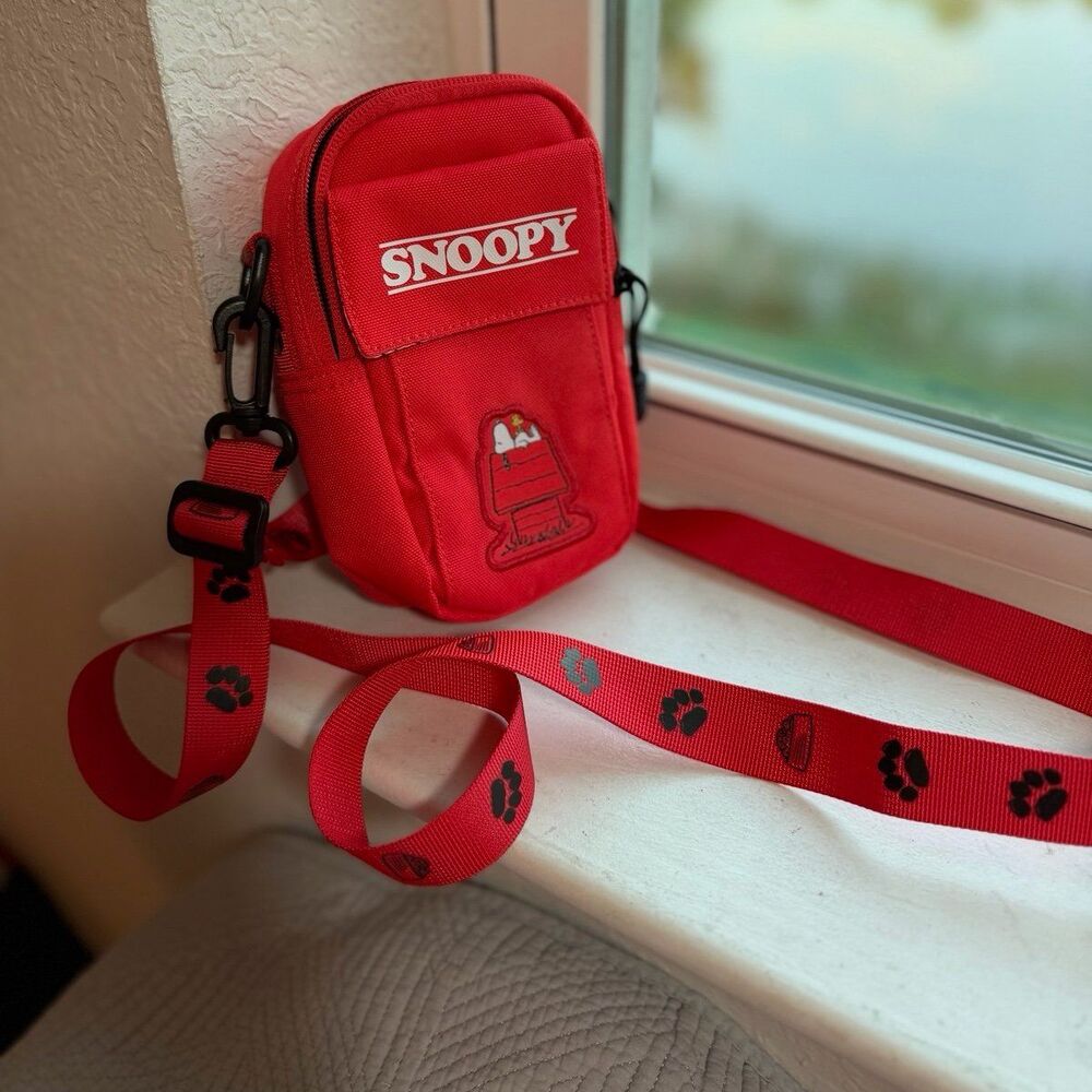 Snoopy Peanuts Retrospekt 35MM Crossbody Camera Bag NWT! - Picture 2 of 12